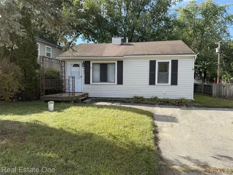 167 Osborne St, Commerce, MI 48382