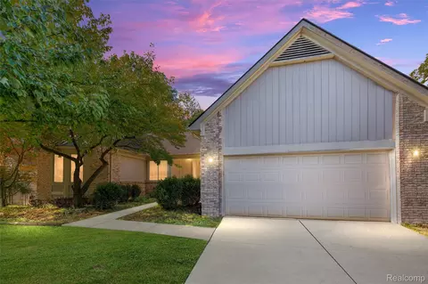 3120 Point Of The Woods Dr, West Bloomfield, MI 48324