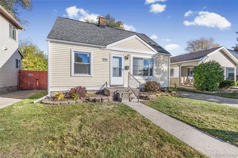 27336 Ridgewood St, Roseville, MI 48066