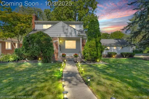 21747 Newcastle Rd, Harper Woods, MI 48225