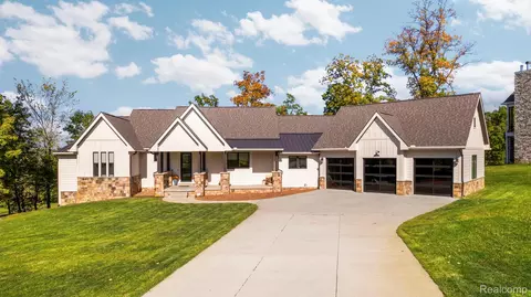 9069 Preserve Dr, Tyrone, MI 48430