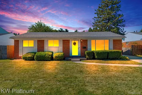 32357 Kelly Rd, Fraser, MI 48026