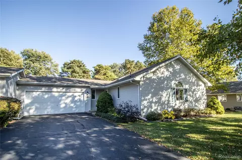 11655 Hawthorne Glen Dr, Grand Blanc, MI 48439