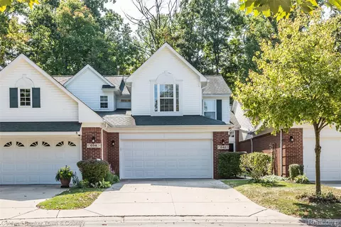 642 Chestnut Dr, Wixom, MI 48393