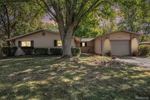 6284 Westview Dr, Grand Blanc, MI 48439