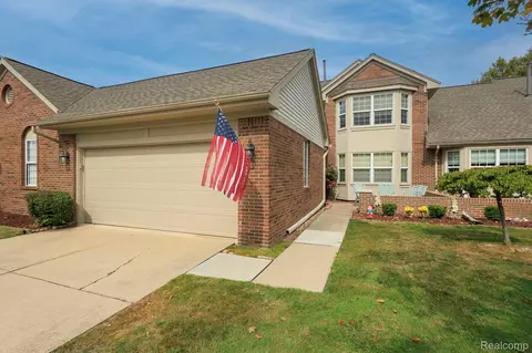 15746 Golfview Dr, Riverview, MI 48193