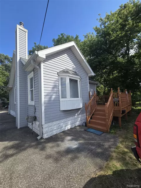3912 Western Rd, Flint, MI 48506