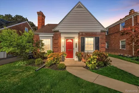 1914 Fleetwood Dr, Grosse Pointe, MI 48236