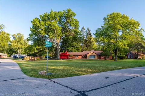25100 Peekskill, Southfield, MI 48033