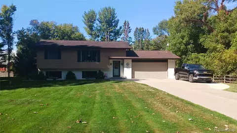 4864 Dorothy St, Vassar, MI 48768
