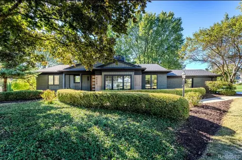 5539 Raven Rd, Bloomfield Hills, MI 48301