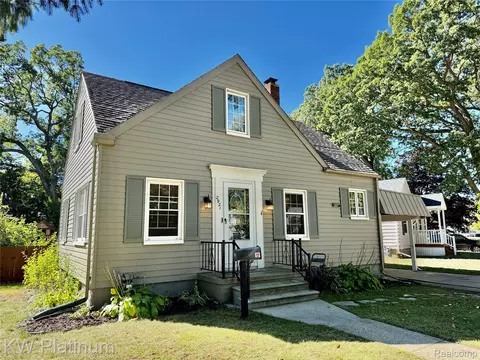 2921 Palmer Ct, Port Huron, MI 48060