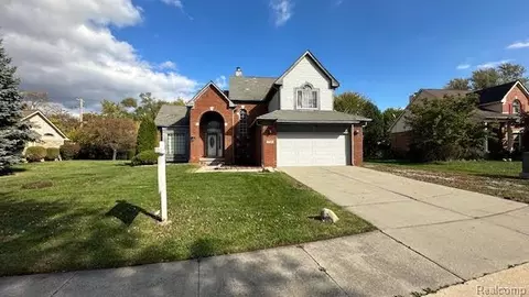 750 Clairpointe Woods Dr, Detroit, MI 48215