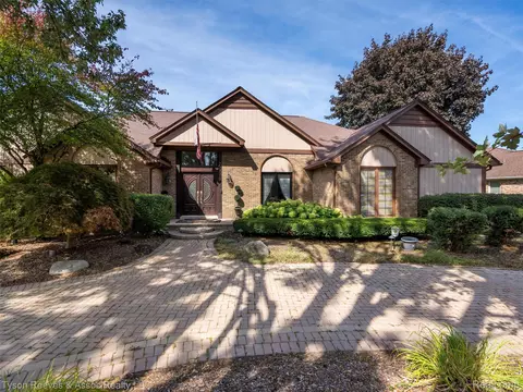 22770 Shadowglen Dr, Farmington, MI 48335