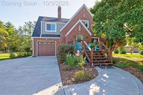 15105 Holly Rd, Holly, MI 48442