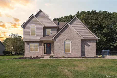 5437 Mustang Dr, Newport, MI 48166