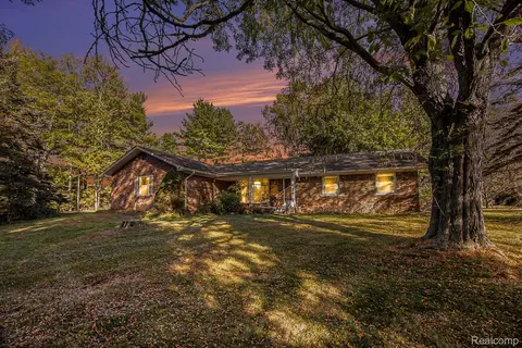 2805 Oakview Dr, Dryden, MI 48428