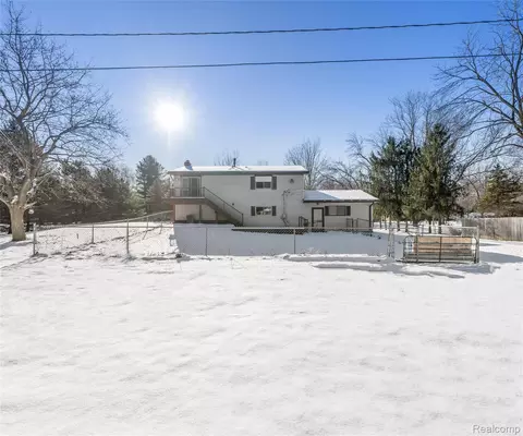 10401 Willow Rd, Augusta, MI 48191