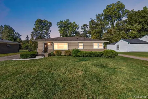 18001 Floral St, Livonia, MI 48152
