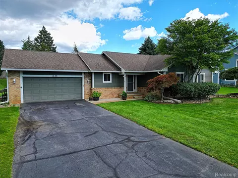 1640 High Pointe Dr, Commerce, MI 48390