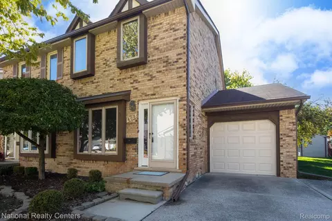 405 Pineview Ct, Saint Clair Shores, MI 48081