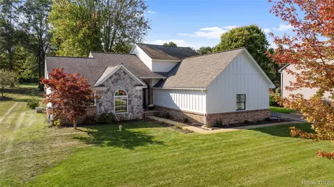 3176 Havenwood Dr, White Lake, MI 48383