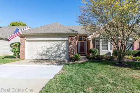 568 Woodhaven Dr, Commerce, MI 48390