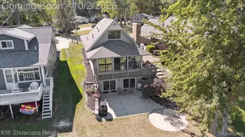 688 Wolverine Dr, Wolverine Lake, MI 48390