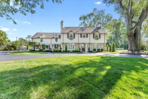 22241 Miami Dr, Grosse Ile, MI 48138