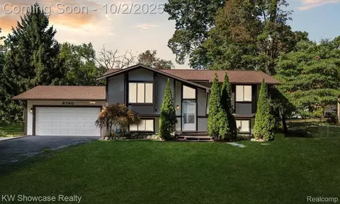 8760 Cooley Beach Dr, White Lake, MI 48386