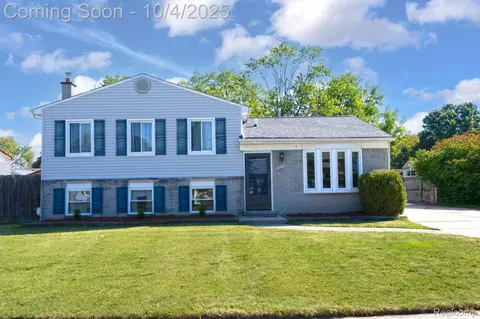 42708 Wilmington Dr, Sterling Heights, MI 48313