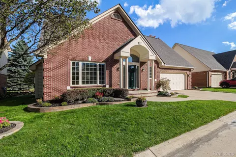 16583 Waverly Cir, Clinton Township, MI 48038