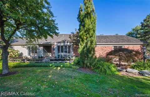 3930 Maple Hl W, West Bloomfield, MI 48323