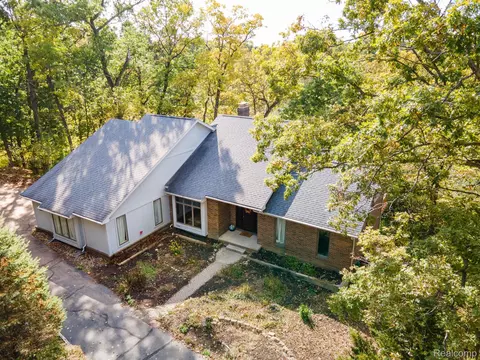5550 N Rochester Rd, Oakland, MI 48306