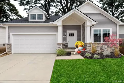 22622 Pine Dr, Lyon, MI 48178