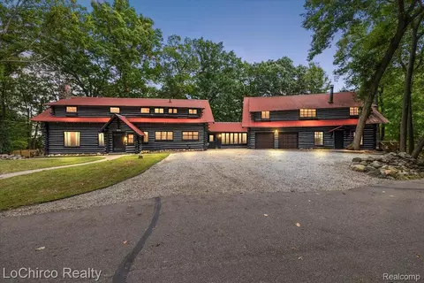 8646 Thendara Blvd, Independence, MI 48348