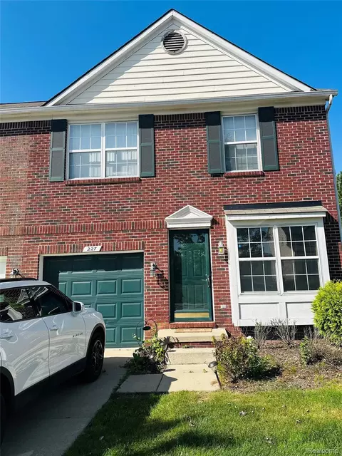 227 Tucker St, Pontiac, MI 48341