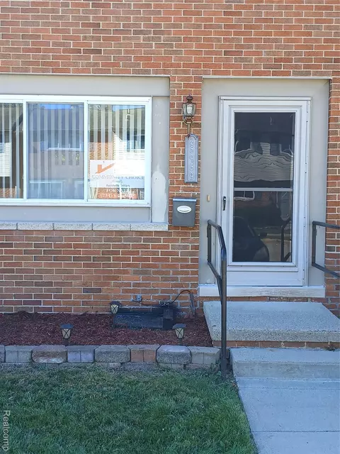 25959 Salem St, Roseville, MI 48066