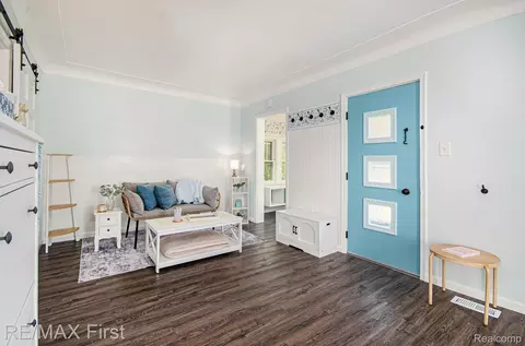 24267 Shakespeare Ave, Eastpointe, MI 48021