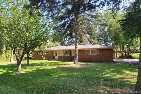 1831 Long Pointe Dr, Bloomfield Hills, MI 48302