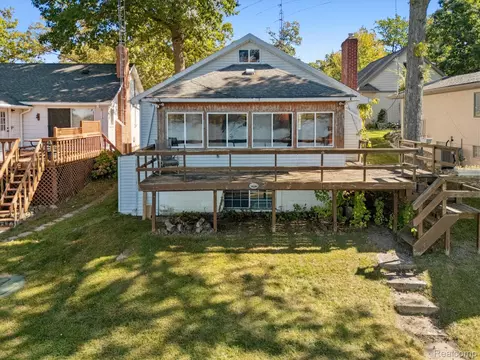 16372 Oak Hill Dr, Fenton, MI 48430