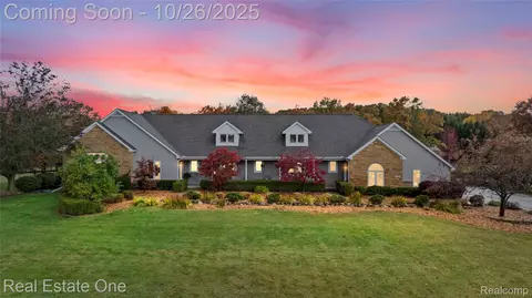 2982 Morrow Ln, Milford, MI 48381