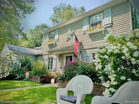 7146 Arrowood Dr, West Bloomfield, MI 48324