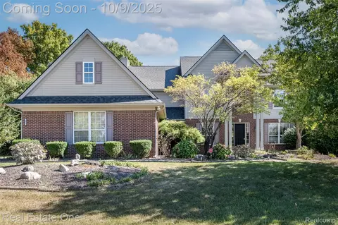 785 Akehurst Ln, White Lake, MI 48386