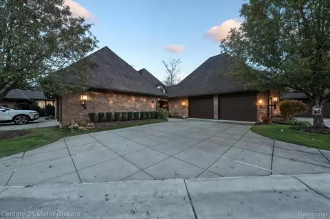 9095 S Saginaw Rd #23, Grand Blanc, MI 48439