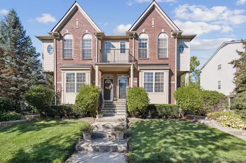 571 Summerfield Dr, Westland, MI 48185