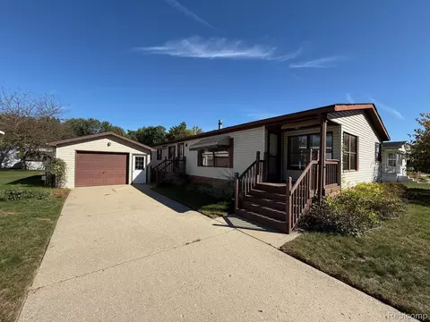 3028 E Bay Dr, Fenton, MI 48430