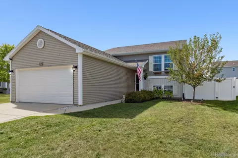 2735 Au Gres River Dr, Fowlerville, MI 48836