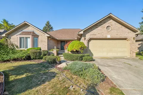 41599 Red Oak Dr, Sterling Heights, MI 48314