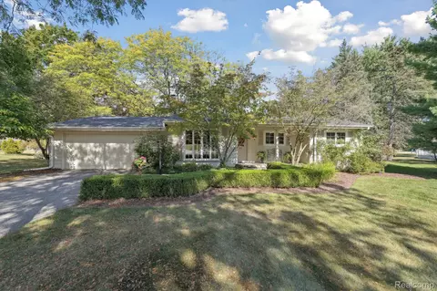 915 E River Rd, Flushing, MI 48433